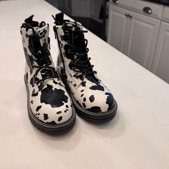 NEW Mia Girls White & Black Cowprint Lace Up Combat Boot Size 1 - Picture 2 of 10